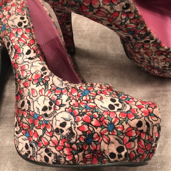 Skull printed heels size 6 - Picture 3 of 4